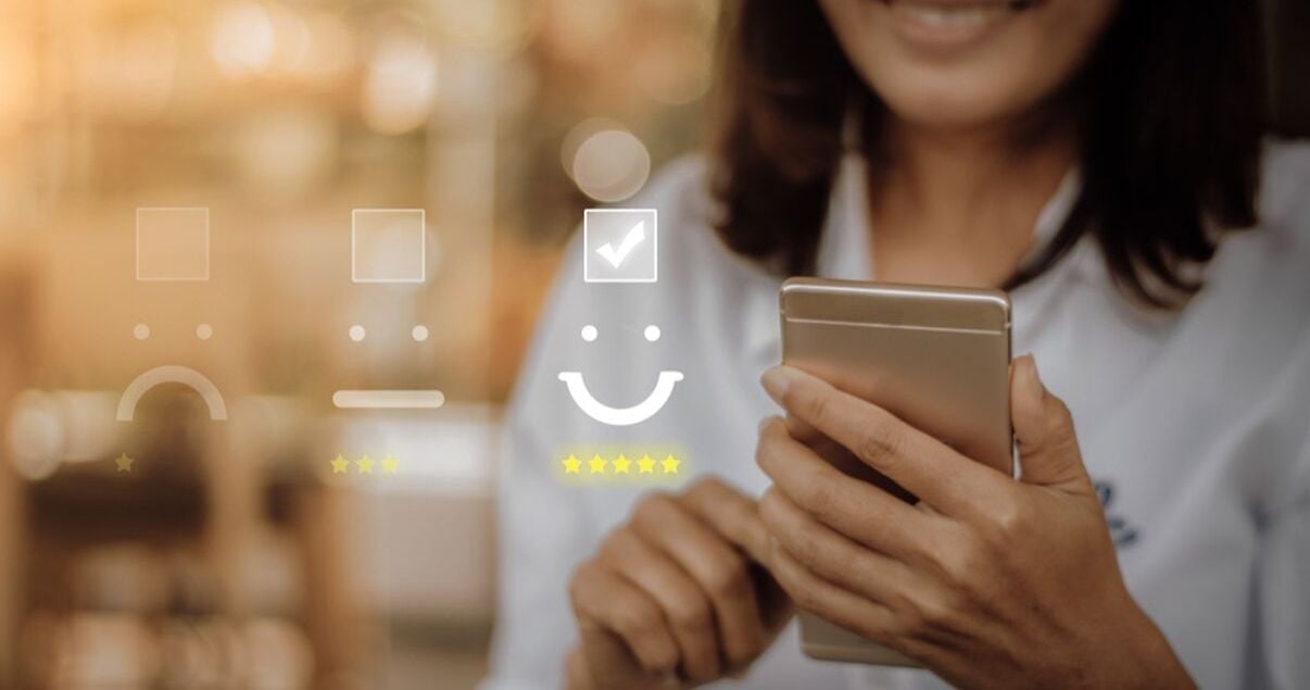 mujer cliente sosteniendo celular satisfecha con el smarketing